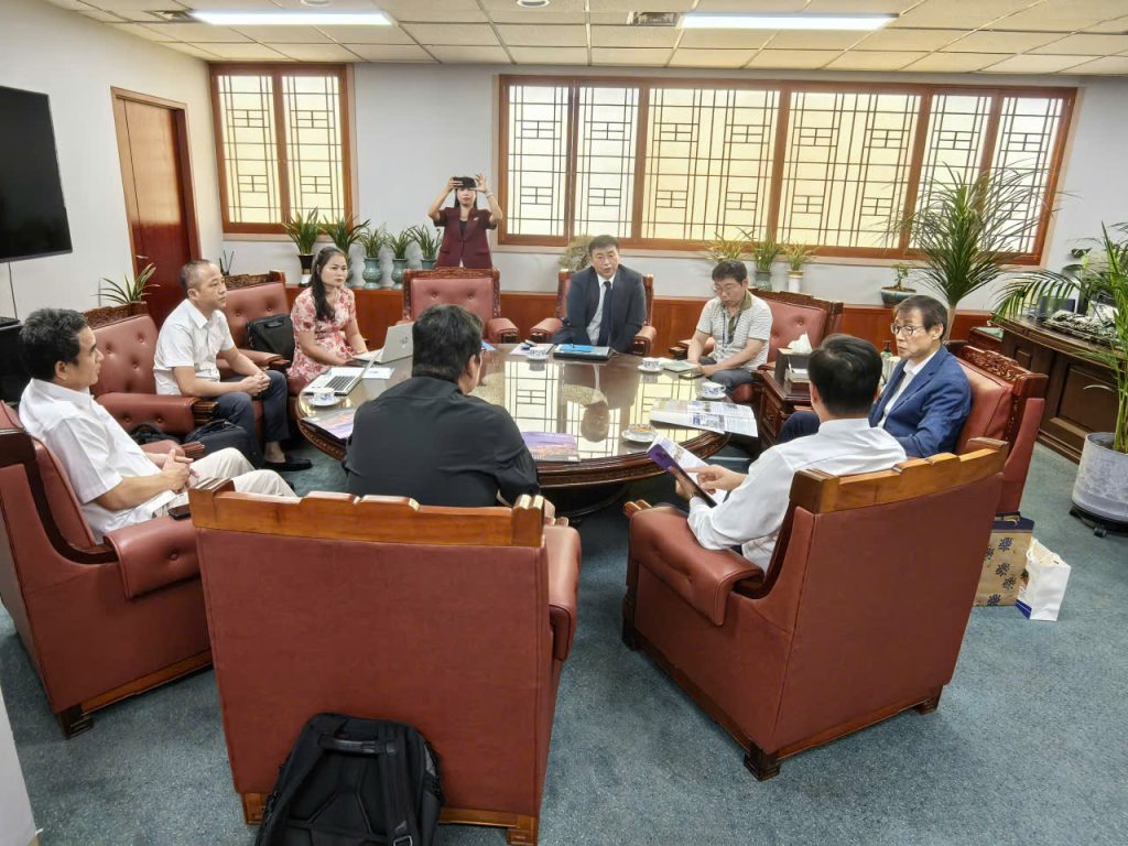 Trung tâm du học Vietlink làm việc với trường Đại học Sungkyul (ảnh trái) và trường Đại học khoa học Mokpo (ảnh phải)