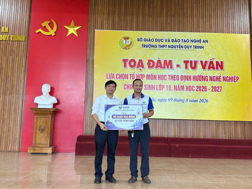 Tặng học bổng tại Trường THPT Nguyễn Duy Trinh